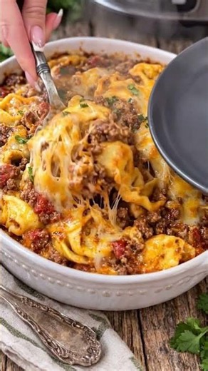 🧀 Cheesy Beef Tortellini Casserole