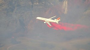 43K views · 492 reactions | BREAKING NEWS: The Easy Fire has jumped the 23 Freeway and is threatening more homes after burning more than 1,400 acres in the Simi Valley area. https://abc7.la/2N0kmch | ABC7 | Facebook