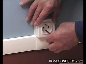 Installation électrique avec baguettes et plinthes en PVC - © Maisonbrico.com