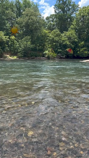 Summer can *actually* be time to land your dream role. Here’s why: 1️⃣ Less Competition: Many job seekers take a hiatus during the summer months, giving you a chance to shine without facing a crowded applicant pool. 2️⃣ Strategic Hiring: Businesses often ramp up hiring in summer to prepare for the fall rush. This translates to more opportunities for you! 3️⃣ Remote Work on the Rise: Despite some concerns about returning to the office, the demand for remote work remains strong. You can find a fle