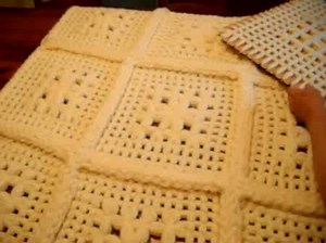 How to make a Beautiful Daisy Pattern in the Large Butterfly Loom - YouTube