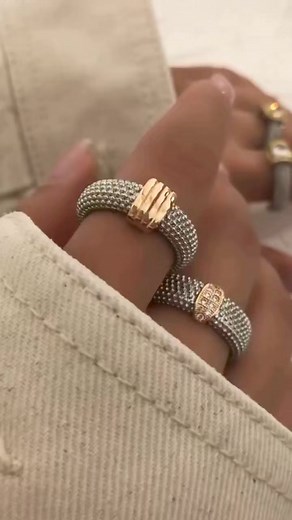 “🌟 ¡Descubre la tendencia del momento! 🌟 Estos anillos de doble tono ajustables son el accesorio perfecto para darle un toque único a tu look. 💍✨ Con un diseño moderno y a un precio increíble, ¡no podrás resistirte a tener el tuyo! 😍💫 Consigue el tuyo hoy mismo y sé parte de la moda viral. 🔥 #AnillosDeDobleTono #AccesoriosDeModa #Tendencia #PrecioIncreíble #EstiloÚnico #NoTeLoPierdas | Vila Veloni