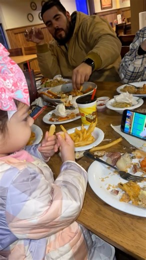 when your dad is eating crab legs & you copy him but with fries 🤣 this girl cracking them fries like its a crableg. 💀😂 monkey see, monkey do lol. | Mary Rivers