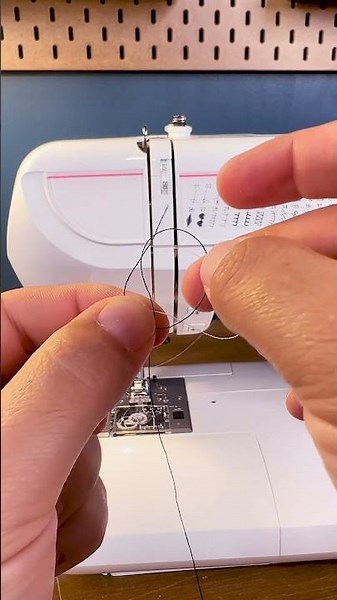 The Pro Secret to Changing Thread Instantly 😱 #sewing #sewinghacks #diy