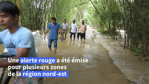 Inde : des pluies de mousson causent des destructions dans le nord-est Des villageois se déplaçaient difficilement dimanche à Kampur, dans le nord-est de l'Inde. Au moins 30 personnes sont mortes dans des inondations et glissements de terrain dus aux pluies de mousson des derniers jours dans cette région. AFP | Defimedia.info