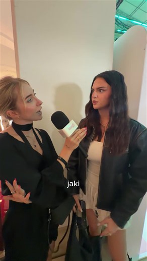 Każdy miał kiedyś kosmetyk, z którym zdecydowanie przesadzał… 👀 Konturówka, bronzer, biały puder trochę tego było. A jaki kosmetyk Wy kiedyś nadużywaliście? 💄 @Douglas Polska [zaproszenie]