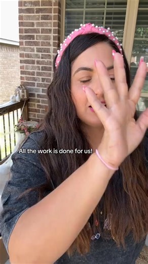 This educational busy board book is filled with fun Velcro numbers, shapes, and matching activities that keep kids learning through play! 🎨✨ Perfect for toddlers and preschoolers, it helps build counting skills, color recognition 🌈, and hand-eye coordination — all while keeping little ones entertained without screens 📵. The Velcro pieces make it easy for small hands to stick and match 🤲, encouraging focus and independent play. Great for travel, car rides, or quiet time at home.🎁 Makes an ad