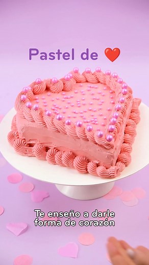 Te enseño a convertir tu pastel redondo en uno de corazón 💖 Si quieres mi receta de pastel y de betún, pídemela en los comentarios ✨ #pastel #pastelcorazón #bakingtips #pastelsanvalentín | Postrelicioso
