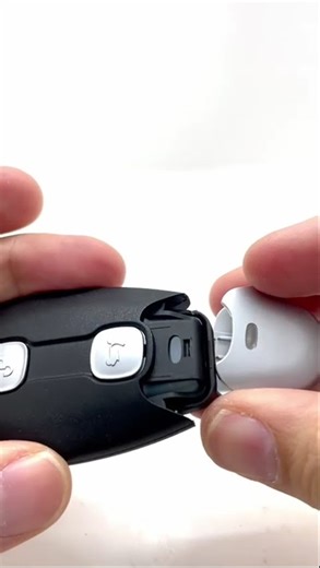 Vespa Smart key keyless fob change battery CR2032 #vespa #keyfob #battery #cr2032