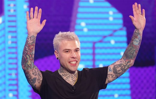 Fedez ha problemi con tutti (ma soprattutto con Codacons e Fratelli d’Italia): il video del freestyle a Sanremo | Rolling Stone Italia