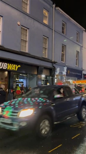 🟨 HERALD NEWS UPDATE 🟨 Crowds line streets as tractor run hailed a festive success CROWDS lined streets and pavements across Pembrokeshire on Saturday evening (Dec 20) as Clarbeston Road AFC’s illuminated Christmas tractor run was hailed a resounding success. More than 200 tractors took part in the event, travelling through villages and towns including Newmoat, Maenclochog, Llys-y-frân, Walton East, Clarbeston Road, Wiston, Newbridge, Poyston Cross, Crundale and Haverfordwest, where large crow