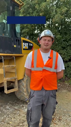 🎬 Portrait d’Hugo — Assistant Chef de Chantier👷‍♂️ Dans cette première vidéo, découvrez le parcours d’Hugo : Il nous parle de son expérience, de l’importance de l’alternance et de sa vocation pour les Travaux Publics. Un bel exemple de motivation et de passion pour les TP ! 💪 👉 À suivre : deux prochaines vidéos consacrées à sa préparation pour les WorldSkills et sa participation au Concours Général des Métiers 🏆 | École des Travaux Publics de Normandie - ETPN