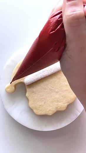 Can you tell I used two different cookies in this video 🫣😝🎅🏾 The truth is that sometimes cookiers use multiple different cookies in the process of one video 🤭 Mainly because each step has to dry before adding the next so this speeds up the filming process! 🤫🎄😝 #cookiersecrets ....#christmascookies #cookiedecorating #christmas #santacookies #santa #satisfying #oddlysatisfying #royalicing #sugarcookies #santa | Frosted Art by Hannah