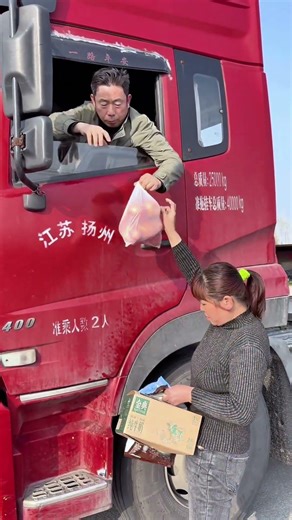 送点东西給老公,等久了都要瞳觉, 顺便把吃喜酒的烟带给他 #用抖音记录卡车生活 #夫妻日常 #roadtrip #automobile #truckdriver #food #couple