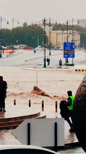 فيضان نادر في سوق نزوى هذا العام بسبب أمطار الجبال والسيول في الوادي 🌧️