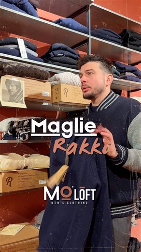 Mo’loft meets Monello | Uomo on Instagram: "Le maglie fatte come una volta. 🧶 Rakkì non segue le mode, le tramanda: 🪡 Lavorazione a telaio lenta. 🪡 Filato pesante. 🪡 Struttura stabile. Ogni maglia è ispirata all’eleganza di icone del passato da Steve McQueen a James Dean. E ora? Le puoi trovare in saldo da Mo’loft. Un capo che dura nel tempo, oggi al prezzo giusto. Chi conosce la qualità, la riconosce subito. 👉 Passa in negozio e prova la differenza. 📍 Mo’loft meets Monello KIDS Via A. Dia