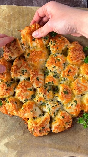 Knoblauch Käse Zupfbrot 🍞 Zum Rezept: https://www.foodwerk-blog.de/kase-knoblauch-zupfbrot/ | foodwerk.de