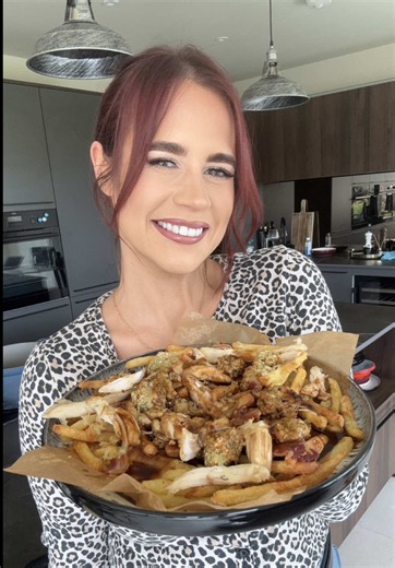Air fryer leftover roast chicken, stuffing, fries and GRAVY. 🍗 @therecipeclubuk full recipe below 👇🏼 CHICKEN & STUFFING LOADED FRIES (28g protein, all done in the air fryer) you'll need: 🍟 300g French fries 🧂 30g sage and onion stuffing mix 🥓 1 smoked streaky bacon rasher, chopped 🍗 100g roast chicken, shredded (leftover roast chicken is perfect here) 🧀 30g grated mozzarella 🥣 50ml chicken gravy how to: 1. spray the air fryer with a little oil and air fry the fries at 180C for 10-12 min