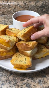 I saw these mini grilled cheese sandwiches on King's Hawaiian page and had to make them, and they were so good! #grilledcheese #garlicbread #dinner #easyrecipe #snacks #gameday #football #budgetmeal #soupseason | Whatsmomcookin