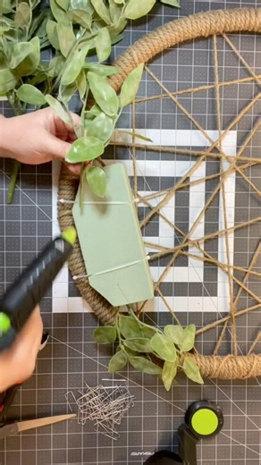 Have you ever made a Hula Hoop wreath? Let me show you how easy it is to make. #CraftingCommunity #craftinglife #craftingfun #julieswreathboutique | Julie's Wreath Boutique