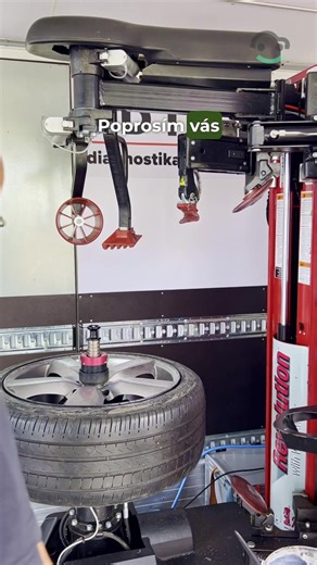 🛠️ Přezouvání bez montpáky? S automatem je to hračka! 🤖 Žádné rvaní gumy silou a bolavá záda. Tady vládne automatika, displej a pedály. 😎 Naše kolegyně si vyzkoušela, jak vypadá moderní přezouvání, kde stroj udělá tu nejtěžší práci za vás. Stará dolů, nová nahoru – a skoro bez námahy. 👇 Brali byste takového pomocníka do dílny, nebo nedáte dopustit na klasiku? Napište nám! 💬 #portalridice #auta #pneumatiky #kamiony #ridici