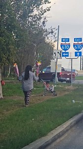 Les pido un favor si miran estas personas vendiendo flores en las aceras de las calles en Houston, porfavor nos las critiques, ni hables mal de ellas por vender en las calles ✖️ El dia 24 que entregue juguetes en navidad a muchas madres como ella, logre hablar con una y me dio tanto sentimiento, el por que ella me conto que muchas de ellas hasta son obligadas a trabajar de eso, es muy dificil explicarlo por aca pero solo les dire que no las critiques y si podes ayudarlas, ayudalas ellas se merec