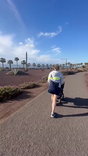 Agnes is a multitasking momma 💪🏻Training and fun in the sun with the little one 👶🏻☀️🕶️ | Team Hasselborg