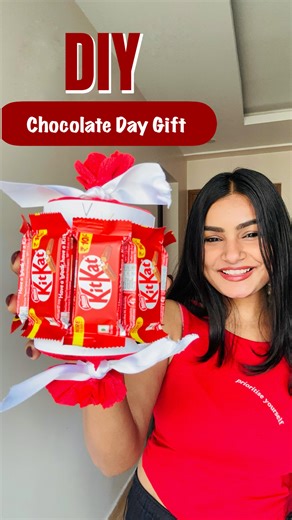 ADITI AGRAWAL on Instagram: "Chocolate Day ka Gift to ghar pe bhi chupana padta hai Choti se 🍫 #crafteraditi #valentineweek #chocolateday #chocolatebouquet #DIY"