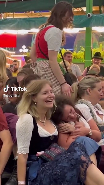 Beautiful girls on the Devil's wheel Teufelsrad #devilswheel #teufelsrad #devilswheelfun #oktoberfest #oktoberfest2023 #foryou #beautifulgirl #teufelsradgirl