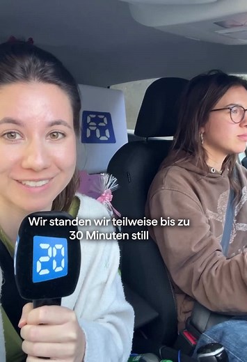 Der Stau am Gotthard ist am Freitagmorgen bereits 20 Kilometer lang. Wer aktuell mittendrin steckt, trifft vielleicht auf unsere Reporterinnen – ausgestattet mit speziellen Schoggi-Osterhasen. 🛣️🐰🍫 📲 Den Liveticker findest du via 20min.ch oder in der 20-Minuten-App! . . . #20min #ostern #stau #schweiz