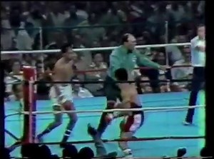 Wilfredo Gómez vs Carlos Zárate La Pelea Más Grande De Puerto Rico vs Mexico, Mexico vs Puerto Rico Un 28 de octubre de 1978, llegaban al ring los pesos pequeños más peligrosos y temidos del mundo en aquél entonces con unos récords impresionantes de nocaut. Zárate le doblaba los números a Gómez: ambos peleadores estaban invictos. Los boxeadores con el porcentaje más alto de nocaut se enfrentaron en el Coliseo Roberto Clemente en Puerto Rico ante miles de fanáticos dentro y fuera del Coliseo. Era