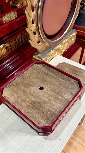 日蓮宗 長立山妙栄寺 on Instagram: "三宝の底上げ台を作りました🔧 三宝(さんぼう)とは、神仏へのお供え物（神饌・供物）を載せるための台座です。 お供え物の種類によっては高さの調整が必要で、 これまでは蝋燭の空箱など、ありもので対応していました。 今回は思い切ってDIYで作成😊 ブラウンの蜜蝋で表面のみ仕上げ、 朱色の三宝とも落ち着いた相性になったように感じています。 #妙栄寺 #市原市妙栄寺 #千葉県 #日蓮宗 #無いものは作るしかない"