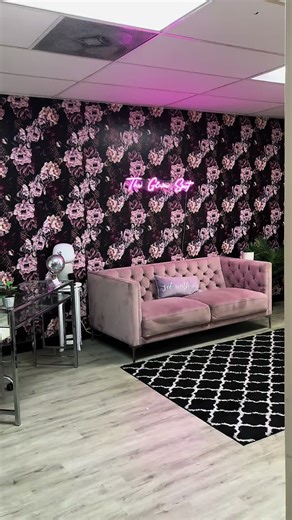 private salon suite available at the glam spot in virginia beach. perfect for braiders, estheticians, makeup artists, or any beauty professional looking for a new work home. amenities include wifi, coffee, snack bar, and 24-hour access. message me or text 757-929-1450 to schedule a tour today ✨#757 #salonsuite #availablenow #pinkcollarjobs #pinkcollar