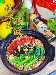 1支在手，完成所有！ 大家好~今天这道菜式只用了1个酱料， 也就是乜都捞啦🤭🤭 煲仔饭要好吃呢，要会控制火候🔥🔥 再来就是米要煮到底部微焦，带焦香那种🤤🤤 期待你们的功课‼️ 腊味煲仔饭 Chinese Sausage Rice in claypot 材料Ingredients： 200g 米 / Rice 1条 腊肠 / Chinese Sausage 1条 润肠 / Chinese Liver Sausage 1块 姜 / Ginger 1根 葱 / Spring Onion 2粒 干葱 / Shallots 3根 香港菜心 / Hong Kong Choy Sum 2汤匙 猪油渣 / Pork Lard 3汤匙 乜都捞 / Kolo Sauce #邱师傅特约食谱系列66 #APSauce #kolosauce #乜都捞 #邱师傅 #chefkhiew | Chef Khiew 邱师傅 私房菜