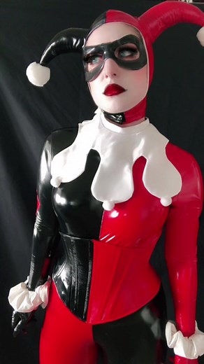 Batman spilling the tea 🫖 #harleyquinn #harleyquinncosplay #batman #batmantheanimatedseries #cosplay #duetme