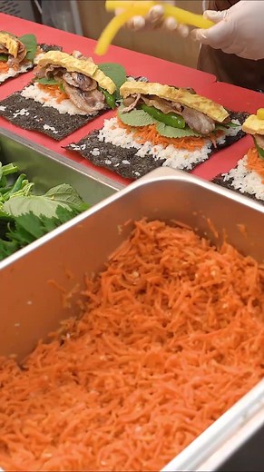 삼겹살과 당근으로 만든 김밥