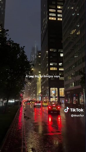Sino nga ba siya? Mga Lyrics at Puso mo