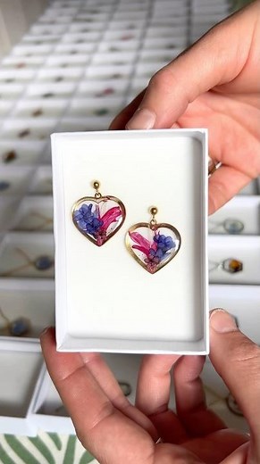 Make your own pressed flower resin jewelry - tutorial link below #diy #crafts