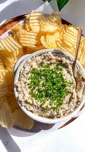 Caramelized Shallot & Onion Dip ✨ it is seriously addicting, everytime I make it it is the first thing to go! Ingredients: * 6 shallots (thinly sliced) * 1 yellow onion (thinly sliced). * 2 tbsp unsalted butter. * 1.5 tbsp balsamic vin. * 1 tbsp tamari. * 3 tbsp chives (more for topping). * 2 tbsp japanese mayo. * 1/4 cup sour cream. * 8 oz cream cheese. * 1/2 tsp chipotle powder (more or less depending on desired heat level). * 1 tsp dried oregano. * 1/4 tsp nutmeg. * 1/3 cup grated gruyere. * 