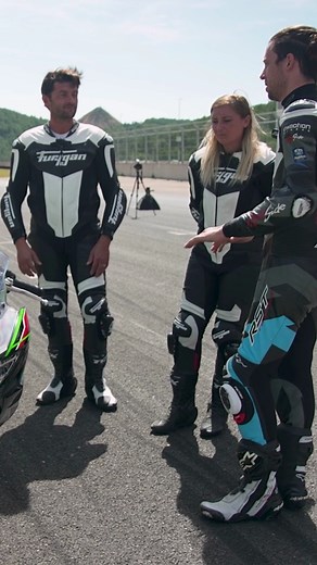 68K views · 716 reactions | Quelle stratégie pour une course de relais ? 樂 Ultime épreuve pour nos 6 élèves (tares) sélectionnées pour participer à notre nouveau format : High Side All Tares avec AMV Assurance : un relais. Et pour la gagner, il faut être sûr d'avoir la meilleure stratégie.  L'épisode complet est en ligne sur notre chaîne YouTube  Furygan SHOEI France Kawasaki France Officiel Dunlop Moto | High Side | Facebook