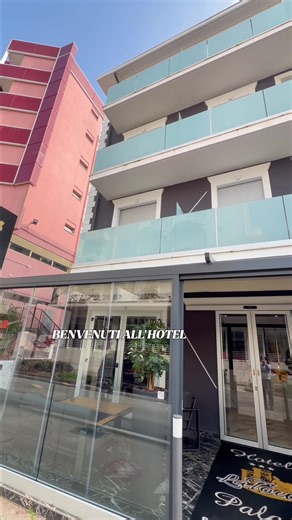 Hotel La Tour è il tuo punto di partenza per staccare davvero. Qui entri e lasci fuori tutto il resto: il ritmo cambia, il respiro si fa più leggero e ogni dettaglio è pensato per farti stare bene. Camere luminose, vista mare e ambienti curati creano quell’atmosfera rilassata che cerchi quando hai bisogno di fermarti davvero. E poi la Spa, il cuore del relax: acqua, calore e silenzio. Ti fermi, respiri e rimetti al centro il tuo tempo. Hotel La Tour, semplicemente il tuo posto. 📞 39 0541 141 07