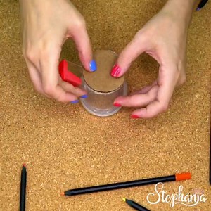 PORTA LÁPIS APONTADOR PORCO ESPINHO Eii, já assistiram meu último vídeo? Link nos comentários! Além de ter ensinado DIYs lindos, fiz um tour pela fábrica da Faber-Castell Brasil e mostrei como é feito um lápis! Contei também sobre a promoção “A Fantástica Fábrica de Cores”, onde à cada R$30 em compras de produtos Faber-Castell vc e seu filho concorrem a 5 viagens pra conhecer o castelo da Faber-Castell na Alemanha junto comigo, Authentic e Luba, além de 2.000 estojos de ecolapis de cor super sof