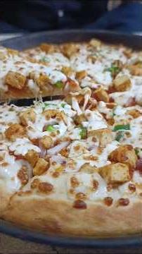 Yeh Pizza bilkul childhood jaisa hai! 😳🍕 | Must Try in Karachi. #pizza #food #best