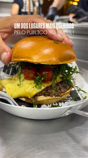 Fabrício Schibuola & Amanda Magalhães on Instagram: "PROVEI O GÊNESIS DO @americanbullsbr DE BH! 🍔 Um burger criado para um evento que fez tanto sucesso e acabou ficando no cardápio dessa hamburgueria que, sempre que entra em alguma competição por voto popular, sai bem rankeada! O povo adora o American Bulls! 🍔 Além desse burger que leva queijo coalho com melaço de cana, maionese de chimichurri, tomate confit, ketchup de bacon com cebola caramelizada, couve crispy e um burger 160g, provei tamb