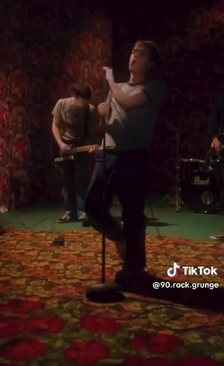 Explosive Energy of Blur's Song 2: A Britpop Anthem