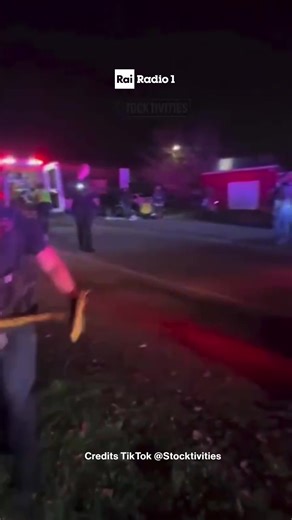 🔵 #StatiUniti Sparatoria in un locale frequentato da famiglie a #Stockton, in California. Almeno 4 morti e 14 feriti. Heather Brent, portavoce dell'ufficio dello sceriffo, ha confermato il numero delle vittime e ha riferito che tra loro ci sarebbero anche dei bambini. L'aggressore è scappato, Ignoti, al momento, i motivi del gesto | Radio1 Rai