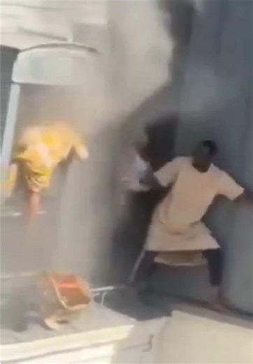 ‏צרפת: גבר הציל ‏בני משפחה וביניהם ילדים קטנים מבית בוער בקומה עליונה של בניין בפריז. ##חדשות12##n12##פריז