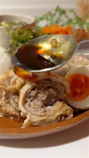 さち⌇時短・簡単・ワンパン4品 on Instagram: "レシピはこちら🙌 時短料理講師のさちです🧑‍🍳 今日はM-1グランプリ！！ 絶対にゆっくり見たいから、爆速15分で夕飯を作っていくよ🫶 メインは柔らかジューシーなくるくるチャーシュー🐷 正直、今回失敗しちゃったから、みんなは成功するように動画良く見てから作ってね😂 仕込み・工程込みで本当にワンパン15分で4品完成！ 自分時間を全力で勝ち取りに行こう💪✨ ⸻ 1️⃣くるくるチャーシュー🐷 【材料（2人分）】 豚ロース薄切り肉…300g 塩…少々 片栗粉…大さじ2 たまご…2個 【調味料A】 しょうゆ…大さじ3 みりん…大さじ2 砂糖…大さじ1 おろしにんにく…小さじ1 【作り方】 1.フライパンに水300ml（分量外）を入れ、フタをして沸騰させる。 2.クッキングシートを広げ、豚肉を重ね、塩・片栗粉をまぶして手前から奥に向かってくるくる巻く。表面にも片栗粉をまぶす。 3.Aを加えて全体によく絡め、ロールケーキのようにキッチンバサミでカットする。隙間なく包んでフライパンに入れ、卵も一緒に入れる。 4.卵は7分、肉