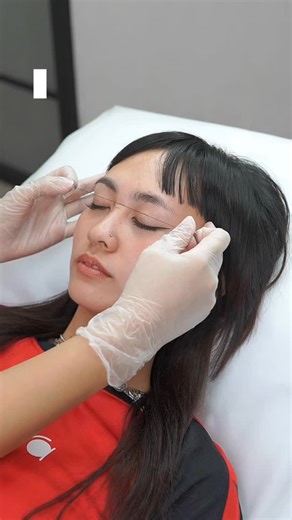 Here’s my take on Brow Mapping. Anyone can learn how to measure eyebrows, but finding the balance? That’s where things get tricky. And honestly, that’s what separates someone who’s just starting out from someone who’s been doing this for years. I’ve had so many clients in the studio, some with normal brows and others with more challenging cases. Each one taught me something different. Sometimes the formula works perfectly. Other times, I look at them and I’m like “nope, we’re improvising today.”