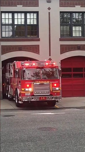 Seattle Fire Department Ladder 4 Responding